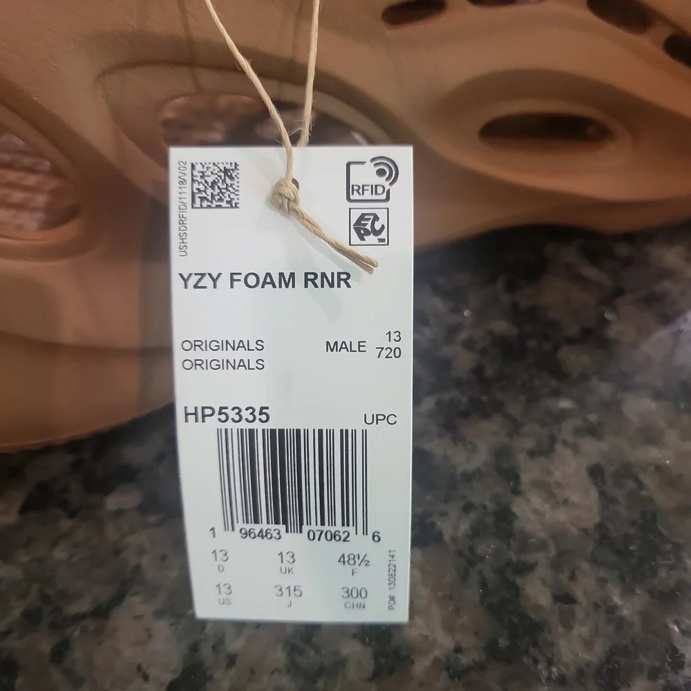 Yeezy Foam RNR - Picture 8 of 9